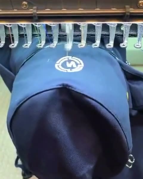 Gorra azul marino con un logo bordado en el frente
